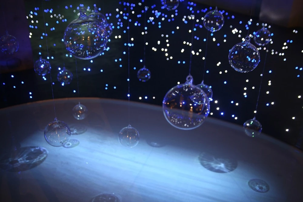 陳慧嶠，《內在的回憶》，2006，水、單槍投影機裝置、DVD，835×674×321cm，台北當代藝術館「此時此刻」個展現場。-圖片